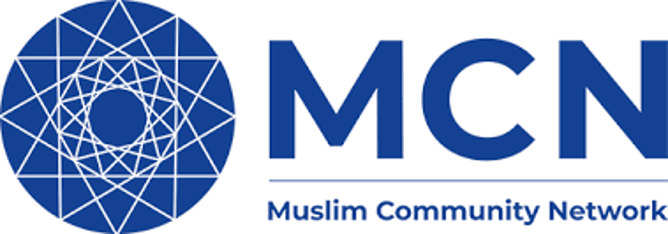 Gen yon logo jewometrik ble e blan sou bò goch lèt "MCN" yo ki ekri "Muslim Community Network" (Rezo Kominote Mizilman) anba li tout an ble.​​ 