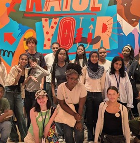 Un découpage d'une image de jeunes ambassadeurs se trouve au bas d'un graphique qui indique « Youth Ambassadors Program » (Programme des jeunes ambassadeurs ) en bleu.